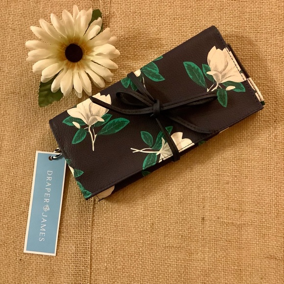 Draper James Accessories - 🌸 2/$30 Draper James Jewelry Roll RV $48